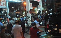 Taxi giành vòi tự đổ xăng trước giờ tăng giá 