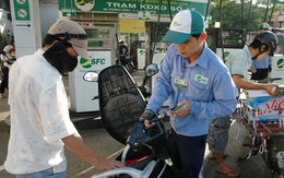 Giá xăng Việt Nam thoăn thoắt tăng, bình tĩnh giảm