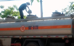 Tài xế xe bồn mở nắp, múc xăng giữa đường