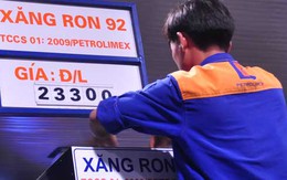 Người dân đổ xăng không đợi giảm giá