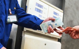 Chưa giảm giá xăng, chờ theo dõi