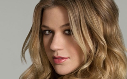 Kelly Clarkson: "Tôi sợ tình yêu"