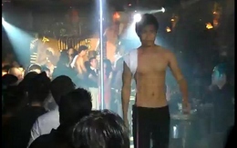 Giải vàng siêu mẫu cởi áo, "uốn éo" diễn thời trang trong bar