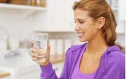 Thói quen uống nước khi ăn hại cho sức khỏe