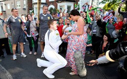 Clip tình yêu: Mặc kệ rước đuốc Olympic, cầu hôn cái đã!