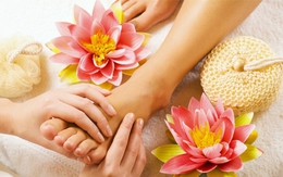 Bấm huyệt ở chân có thể làm đẹp da và tóc