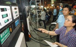 Dân choáng với những lần tăng giá xăng vào giờ "hiểm" của Bộ Tài chính