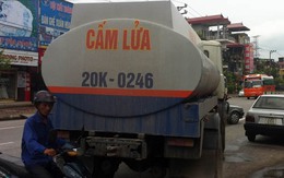 Xe chở xăng đâm văng ô tô con vào nhà dân