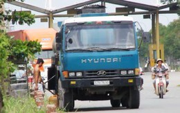 TP.HCM: Xe bồn rút xăng, dầu bán trên đại lộ