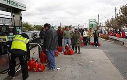 Hậu siêu bão Sandy: Dân New York lục thùng rác tìm đồ ăn