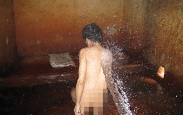 Phẫn nộ con dâu phun nước tắm mẹ chồng như rửa xe