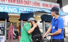 Dùng loa phát thanh chống... gian lận xăng dầu