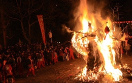 Con tưới xăng đốt chết cha