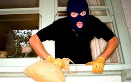 Một phụ nữ táo tợn trộm tiền ở ngân hàng