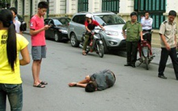 Truy tìm thanh niên bị đâm gục gần trụ sở UBND TP Hà Nội