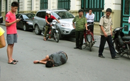 Truy tìm thanh niên bị đâm gục gần trụ sở UBND TP Hà Nội