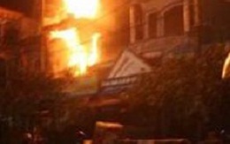 Chồng tưới xăng đốt giường ngủ của vợ con