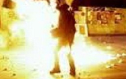 Nghi ngờ truyền bệnh HIV, tưới xăng đốt người tình