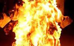 Uất ức, anh trai đổ xăng đốt em gái 