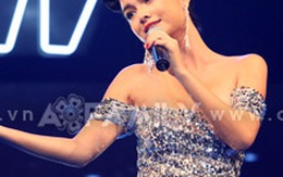 Phạm Quỳnh Anh khoe vai trần, Akira Phan "khủng bố" thời trang