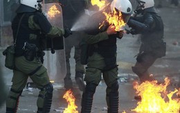 TG 24 giờ qua: Cảnh sát bị ném bom xăng