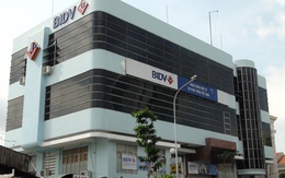 Nhân viên ngân hàng "múa súng" giữa đường