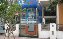 Bắt quả tang dùng thẻ ATM giả rút tiền tại TP.HCM