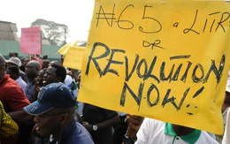 Người Nigeria biểu tình phản đối tăng giá xăng