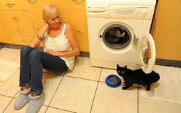 Quay trong máy giặt 2 tiếng... vẫn sống