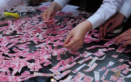 Trung Quốc: Nhân viên ngân hàng hì hục... ghép tiền