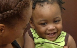 Bé một tuổi bị nhốt trong máy giặt để chơi trốn tìm