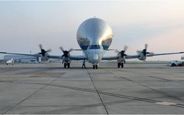 Clip: Siêu cơ của NASA xuất hiện tại căn cứ March ARB