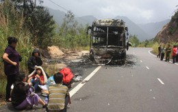 Lật đèo, xe chở xăng bốc cháy dưới vực thẳm