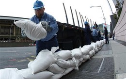 Mỹ: Dân New York đắp bao cát ứng phó với siêu bão Sandy