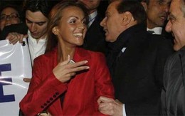 Cựu Thủ tướng Ý đính hôn với người tình đáng tuổi con