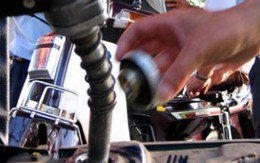 Phát hiện hai doanh nghiệp bán xăng “bẩn”