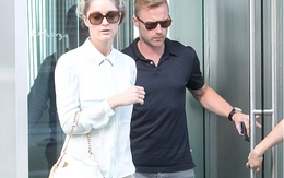 Ronan Keating nhăn mặt khi đi cùng tình yêu mới