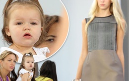 Bé Harper chăm chú xem biểu diễn thời trang