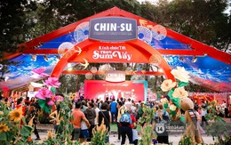 Người dân Sài Gòn "đại náo" Lễ hội Tết Việt và thưởng thức bữa tiệc ẩm thực bùng nổ nhất mùa Tết này