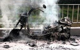 Bị tấn công bằng ‘bom xăng’ xe máy cháy trơ khung