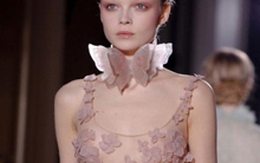 Khám phá tone màu nude cùng thời trang cao cấp của Valentino