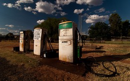 Giá xăng, dầu thế giởi “rủ nhau” đổ dốc