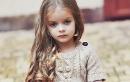 Mẫu nhí 4 tuổi "gây sốt" làng thời trang Nga 