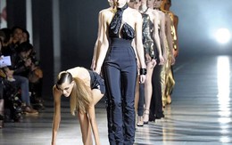 Siêu mẫu 'vồ ếch' tại Tuần lễ thời trang Paris