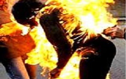 Hà Nội: Náo loạn bến xe vì người chồng tẩm xăng đốt vợ 