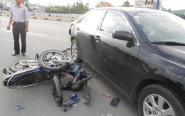 Đâm đuôi ô tô, xe máy gãy làm đôi