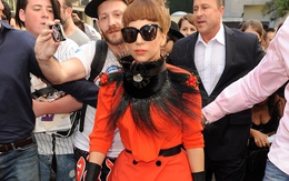 Thời trang lập dị của Lady Gaga tại London