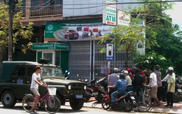 Giật túi tiền tỷ của con nợ trước ngân hàng