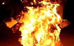 Nghịch tử hất xăng thiêu sống cha rồi ném đá