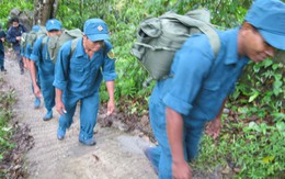 Cõng gạo, xăng lên núi Cấm cứu dân sau vụ lở đá kinh hoàng